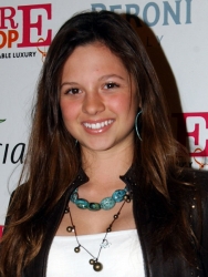 Photos de Mackenzie Rosman - All The Things We Adore  Fashion Show - 9